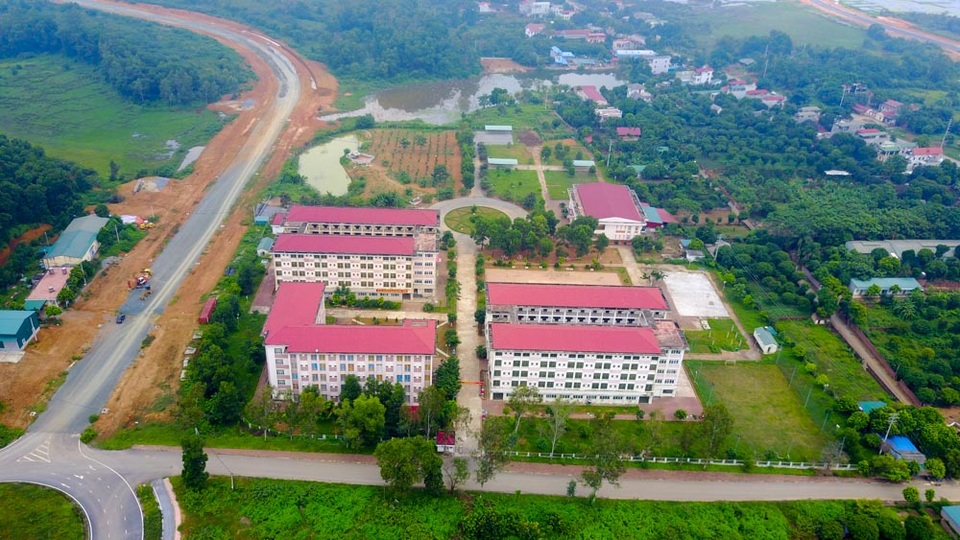 Toàn cảnh công trình khu đô thị đại học hơn 7 nghìn tỷ tại Hà Nội - 4
Khu Ký túc xá số 4 nhìn từ trên cao. Công trình này được Ban Quản lý Đầu tư xây dựng ĐHQG Hà Nội (thuộc Bộ Xây dựng) bàn giao vào tháng 11/2014. Theo quy hoạch, các công trình ký túc xá sinh viên là dự án thành phần gồm 5 khu được xây dựng trên phần đất có diện tích 88,8ha, tổng diện tích sàn dự kiến 494.270m2, đáp ứng nhu cầu chỗ ở cho gần 43.000 sinh viên.