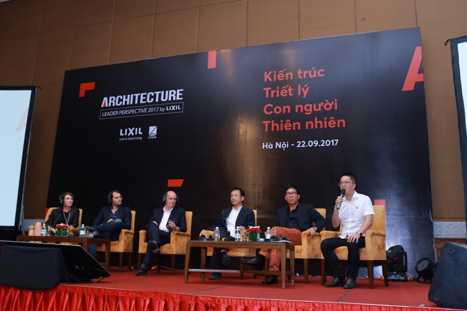 Architecture Leader Perspective 2017 – Triết lý kiến trúc từ cái nhìn của những nhà lãnh đạo - 4
Sự kiện còn thu hút sự quan tâm, tham dự của sinh viên các trường Đại học Kiến Trúc, Xây Dựng, Phương Đông bởi cơ hội được giao lưu với các kiến trúc sư kỳ cựu, học hỏi kinh nghiệm để từ đó có được một định hướng nghề nghiệp rõ ràng cho bản thân trong tương lai. Trong khuôn khổ chương trình, BTC cũng giới thiệu và ra mắt cuốn kỉ yếu: “ALP 2017/ Kiến trúc – Triết lý – Con người – Thiên nhiên” tập hợp gần 40 công trình kiến trúc đa dạng về hình dáng,phong phú về tư duy, linh hoạt về ứng dụng của 19 kiến trúc sư nổi tiếng cùng những câu chuyện xoay quanh những bản vẽ đầy giá trị và thẩm mỹ.