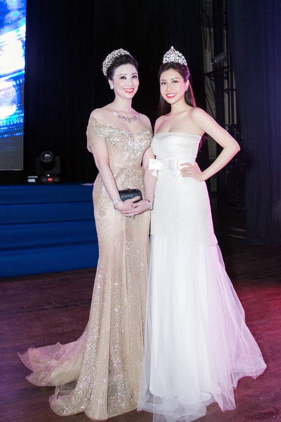 Hoa hậu Lam Cúc trao giải Nữ doanh nhân Sắc- Tâm- Tài - 5 Hoa hậu Lam Cúc chụp hình cùng Hoa hậu Doanh nhân thành đạt Vũ Thúy Nga. Hai thế hệ Hoa hậu nhưng họ đều có điểm chung là xinh đẹp và giỏi kinh doanh.