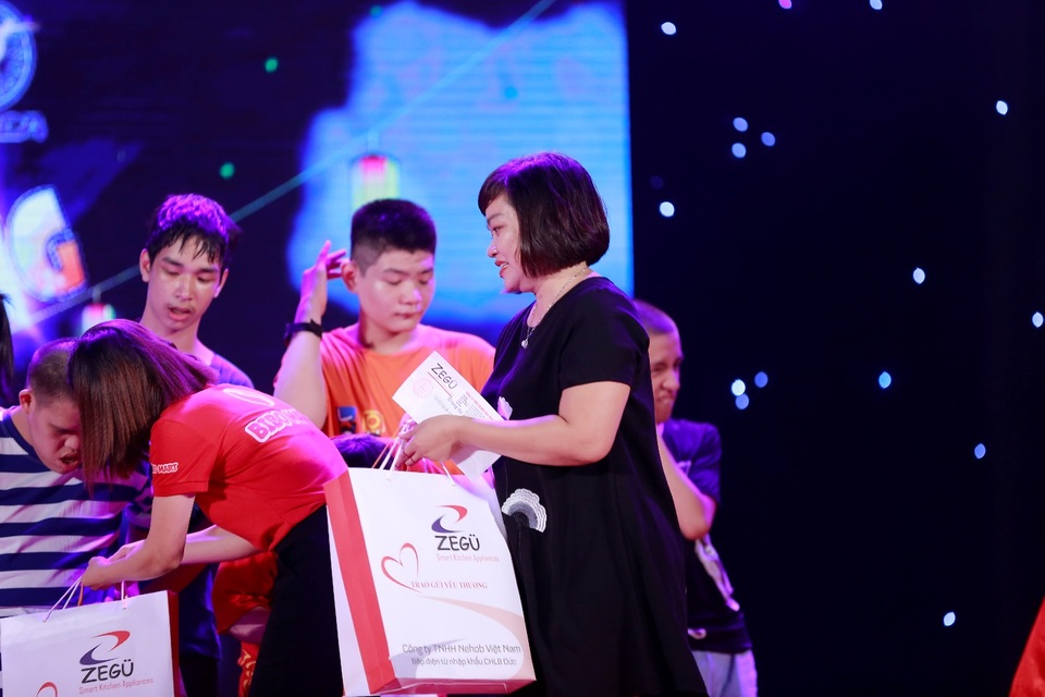 Nehob Việt Nam chung tay vì một mùa trung thu ấm áp cho trẻ em có hoàn cảnh khó khăn - 4 Bà Trương Thị Thùy Ninh (áo đen) trao quà cho các em nhỏ tại chương trình.