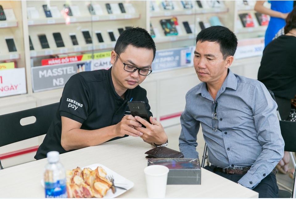 Chuyện chưa kể về những chủ nhân Galaxy Note8 đầu tiên - 4 Một trong những khách hàng đầu tiên “đập hộp” chiếc Galaxy Note8