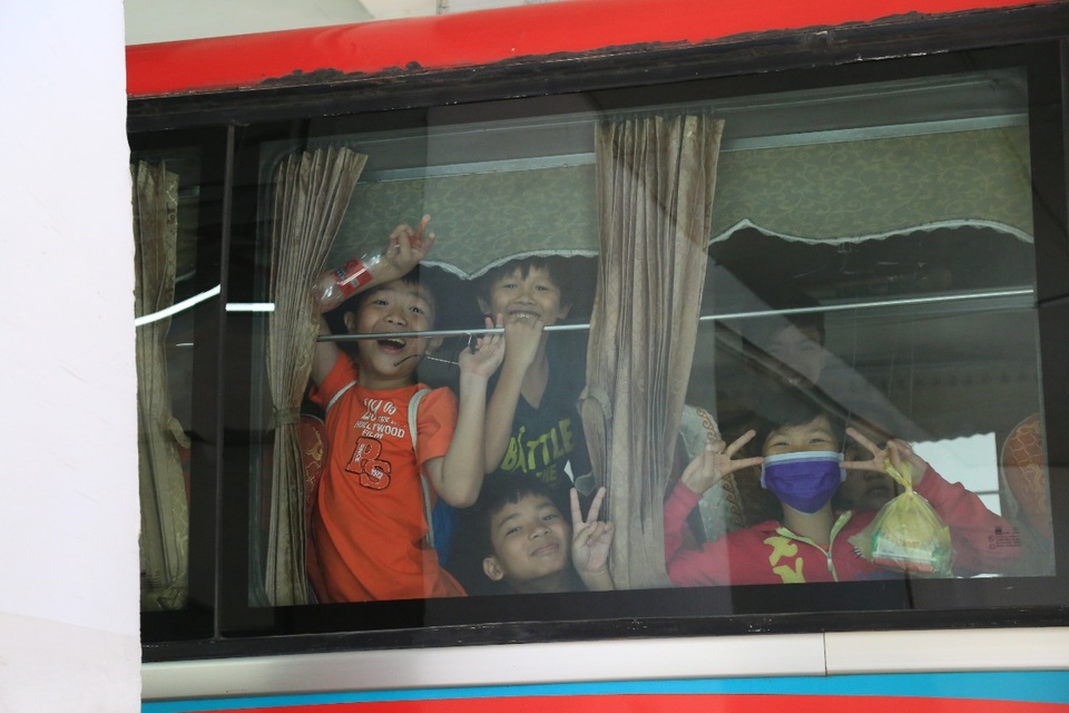 Dành tặng niềm vui tuổi thơ cho trẻ em có hoàn cảnh khó khăn, thiệt thòi - 4 Đúng 9h sáng, các chuyến xe bus của tiNi Share Play Day đã tới đón các bé đến các trung tâm của tiNiWorld trên cả nước để vui chơi