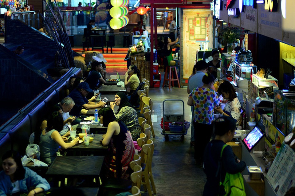 Chợ ngầm dưới lòng đất, giữa trung tâm Sài Gòn - 5 Các món ăn đường phố từ các nước Châu Á như Nhật Bản, Lào, Việt Nam...