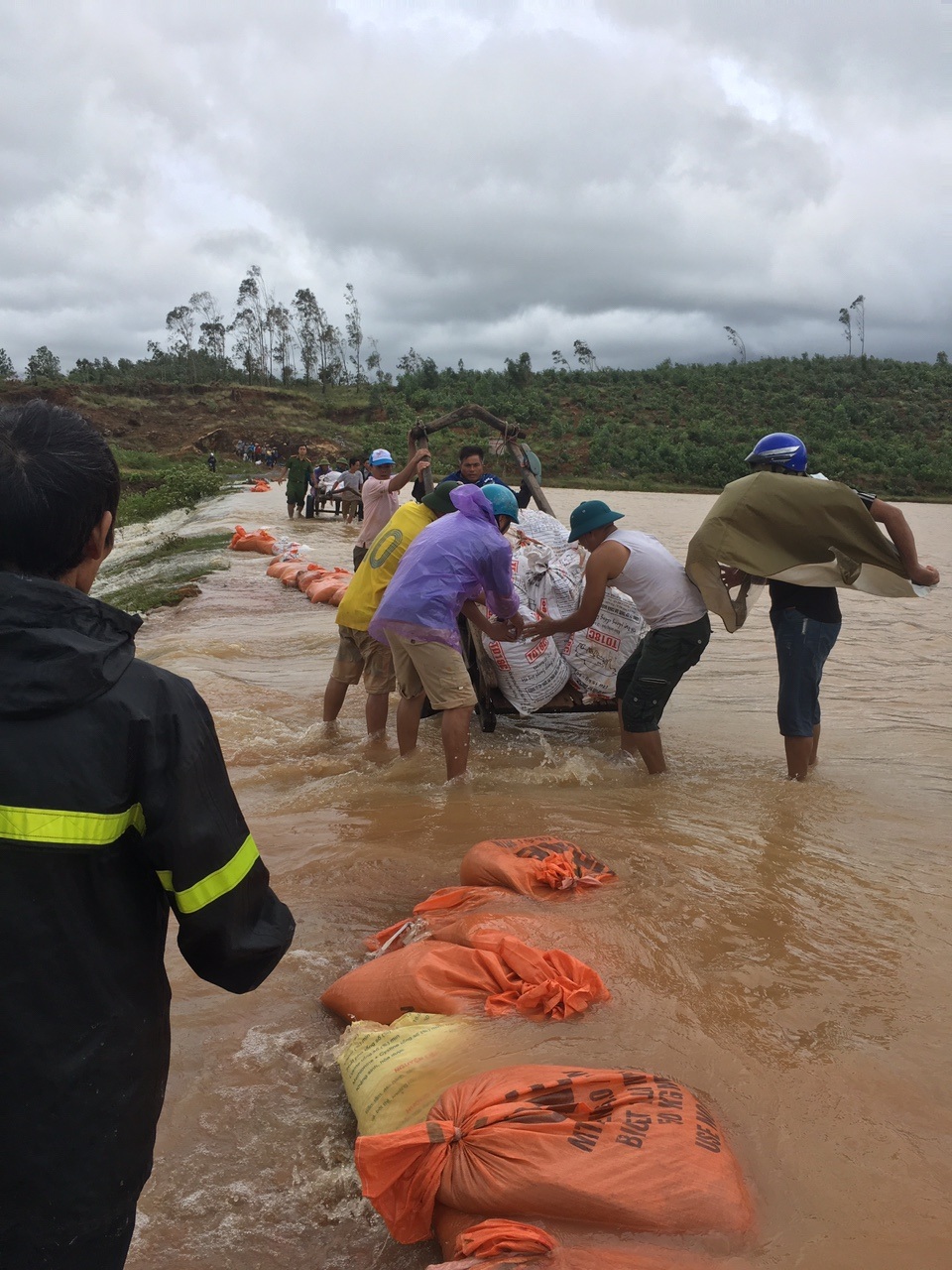 Vỡ đê, hàng trăm nhà dân chìm trong nước lũ - 8 Ngay trong đêm 9/10 và sáng 10/10 xã Nghi Văn đã huy động người dân cùng cán bộ đắp những chỗ xung yếu trên thân đập Gà tránh nguy cơ có thể vỡ.