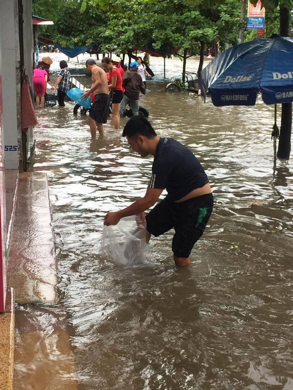 
Trời mưa khiến cá ở hồ Truyền thống cũng như hồ Vị Xuyên tràn ra. Người dân tranh thủ mọi cách bắt cá trên đường.
