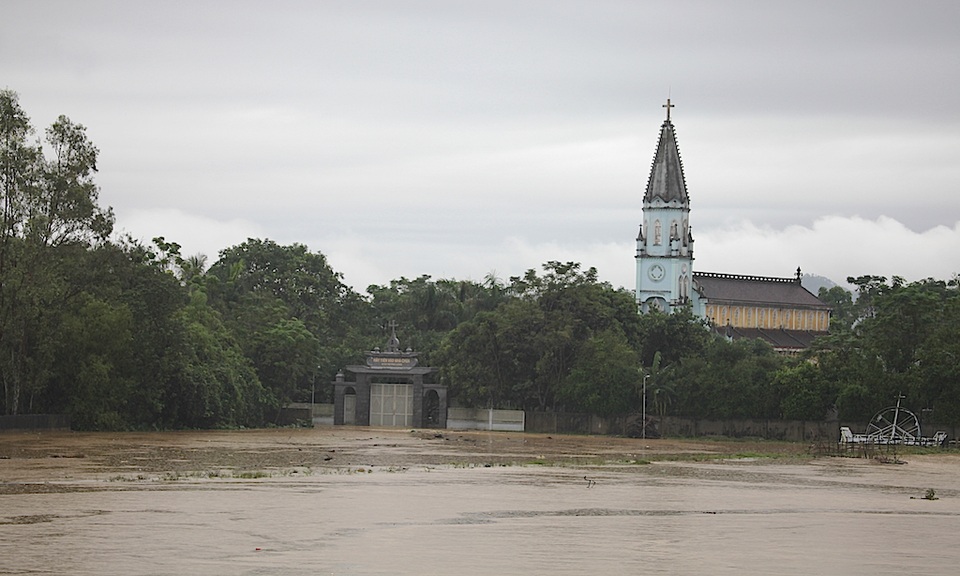 Nước lũ dâng ngang mái nhà, lút đến cổ người dân - 15 Nước bao vây giáo xứ Phù Long.