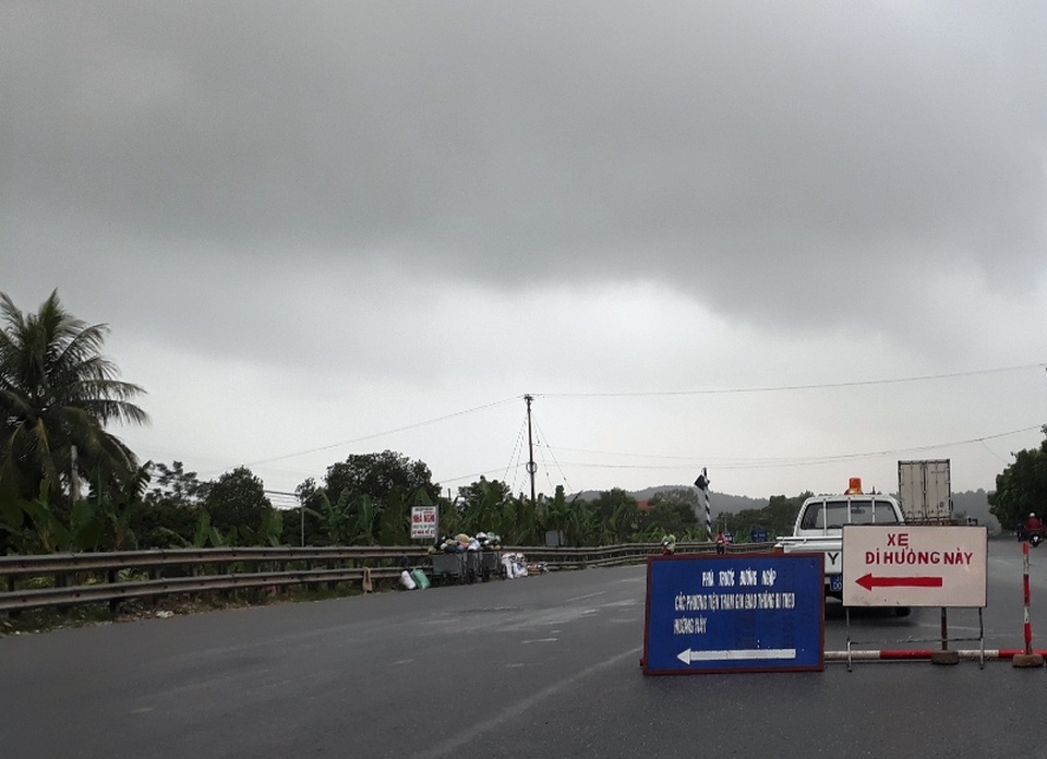Hơn 600 người tìm kiếm cháu bé 4 tuổi bị nước cuốn - 8 Lực lượng chức năng đặt biển cảnh báo và hướng dẫn lối đi cho các phương tiện tham gia giao thông