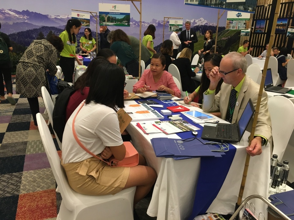 Tại sao chi phí du học Pháp lại thấp so với Mỹ, Úc? - 3
Các bạn học sinh, sinh viên được đại diện các trường ĐH Pháp nhiệt tình tư vấn.