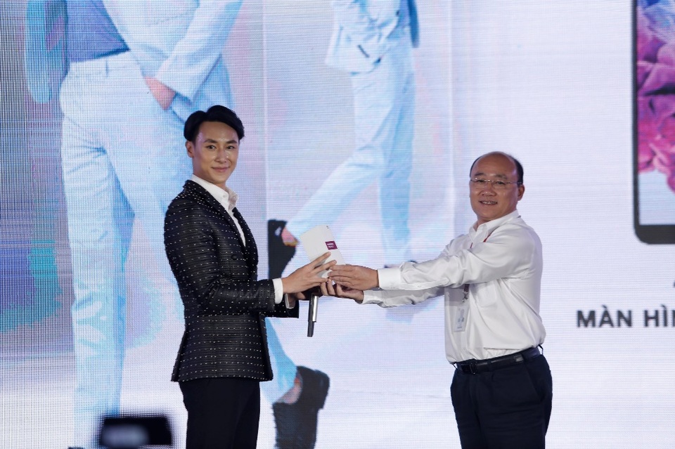 Huawei trở lại ngoạn mục và đầy tham vọng với nova 2i - 4 Đại diện Huawei và Rocker Nguyễn, đại sứ hình ảnh Huawei nova 2i tại Việt Nam