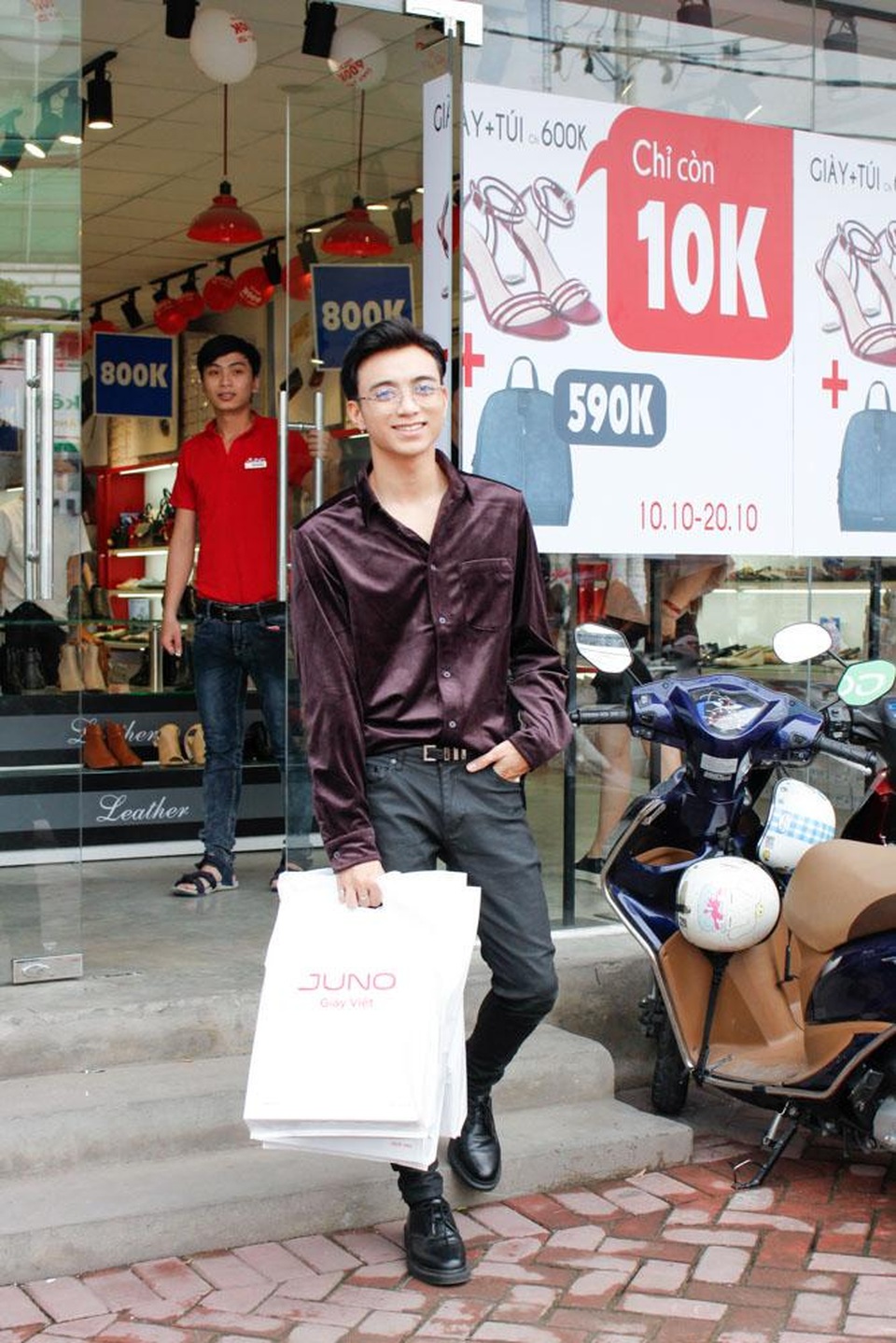 Ngỡ ngàng với quà 20/10 của những "đại gia" showbiz Việt. - 4 Soobin cho biết:“Nếu là một món quà đắt tiền, chưa chắc mẹ sẽ chịu nhận. Thay vào đó, những món quà chân thành với chi phí hợp lý như giày và túi chắc chắn mẹ sẽ dùng rất lâu dài.”