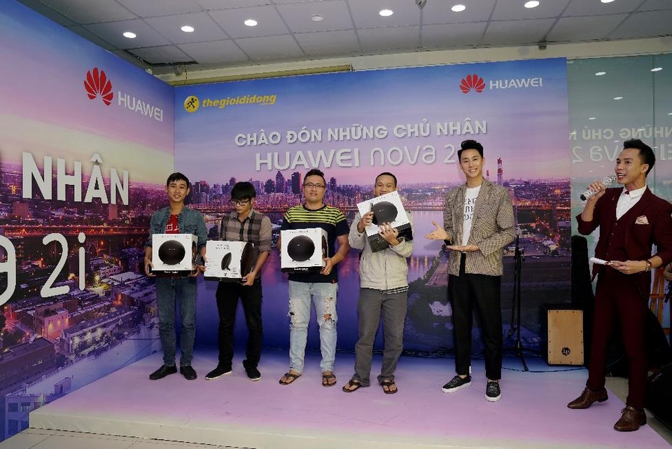 Ngày giao Huawei nova 2i: Người mua hào hứng khi cầm máy trên tay - 4 Ngày giao Huawei nova 2i: Người mua hào hứng khi cầm máy trên tay - 4