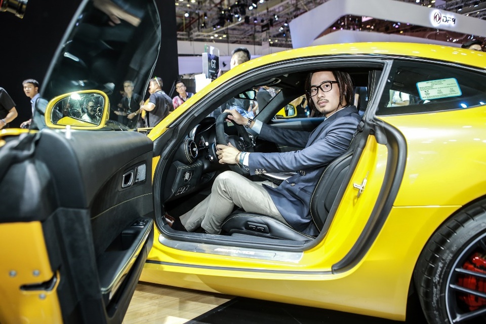 JVevermind “lạ lẫm” bên mẫu xe Mercedes-AMG - 4 Chàng hot Vlogger cũng không quên thử “cầm cương” mẫu xe hiệu năng cao Mercedes-AMG GT S sở hữu thiết kế thể thao và một màu vàng bắt mắt, với mức giá lên đến 10 tỷ VND.