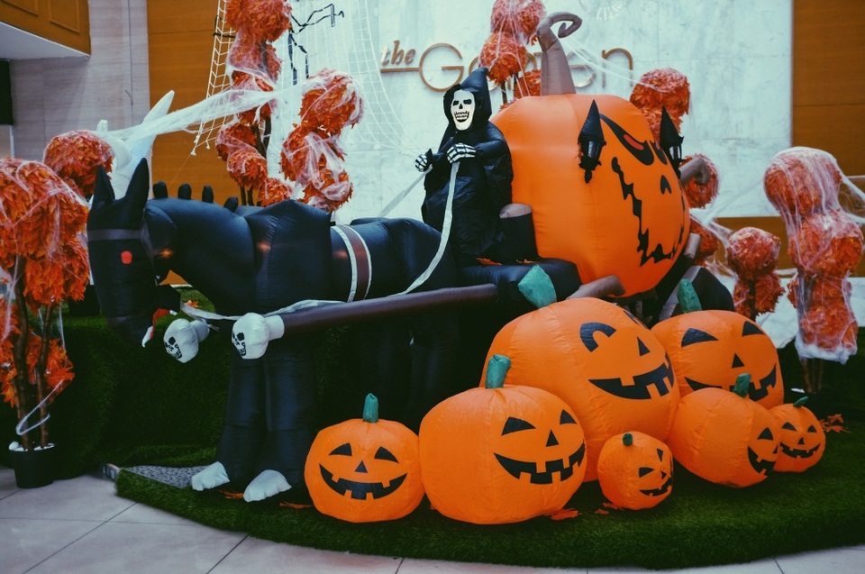 Trải nghiệm Halloween kỳ thú tại Trung tâm thương mại The Garden - 4 Bên cạnh hàng loạt hoạt động ý nghĩa, sảnh Atrium (tầng G) của TTTM The Garden cũng sẽ diễn ra hội chợ các sản phẩm và dịch vụ Halloween. Hãy tới TTTM The Garden trong các ngày 28 – 29/10 để trải nghiệm hàng loạt hoạt động ý nghĩa, chào mừng Halloween 2017.