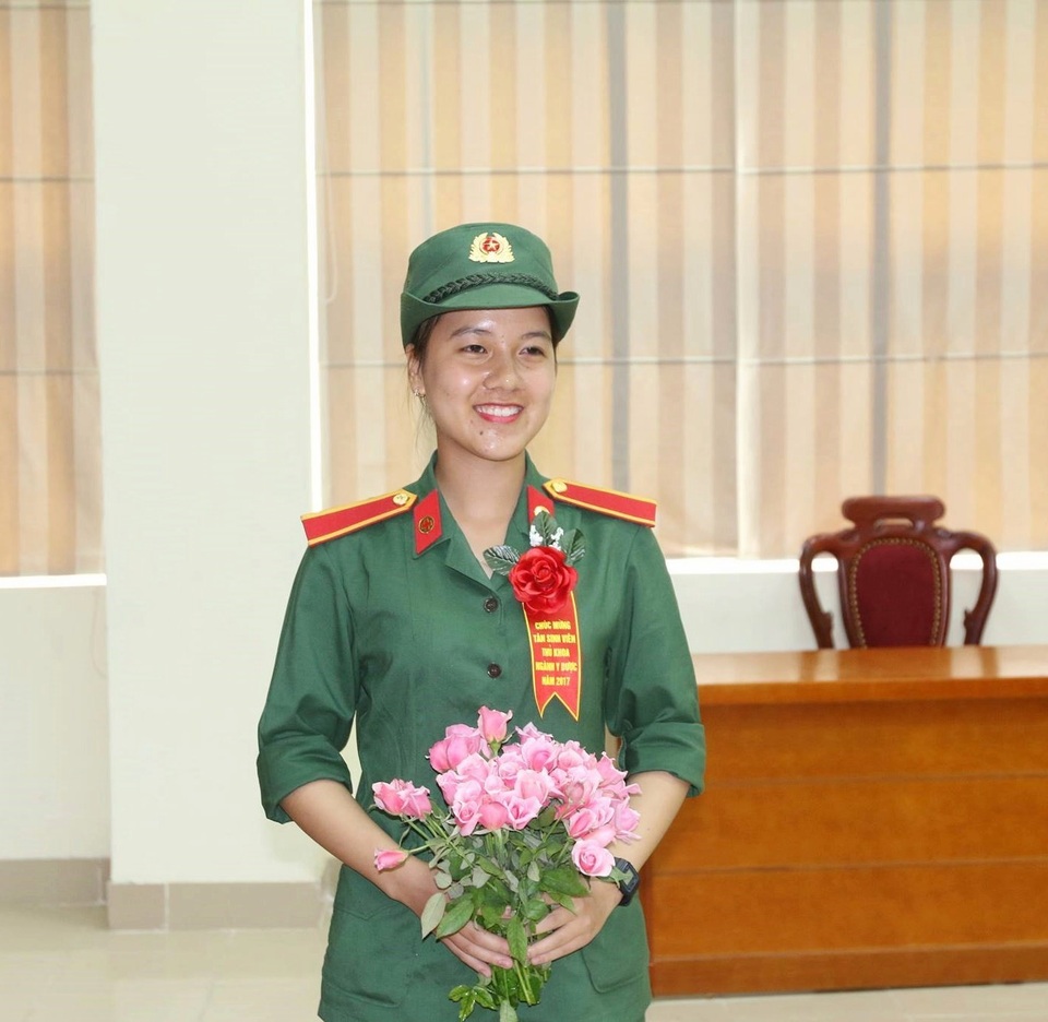 Nữ thủ khoa xinh đẹp mê áo blouse trắng và kỷ luật “thép” - 4 Với Hoài, “kỷ luật thép” là sức mạnh giúp em trưởng thành.