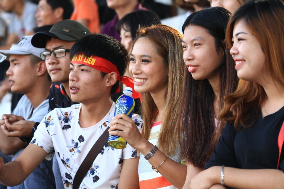 Thức uống nào duy trì sự bền bỉ cho những người vận động nhiều? - 4 Thanh Vũ tham gia cổ vũ các cầu thủ ở giải bóng đá học sinh THPT Hà Nội - Cup Number 1 Active
