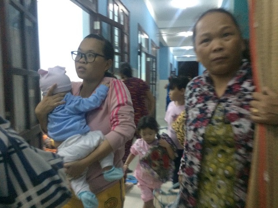 TPHCM lần đầu tổ chức sơ tán dân vùng ven biển để tránh bão - 5 Chị Phụng bế con đến trường để trú bão