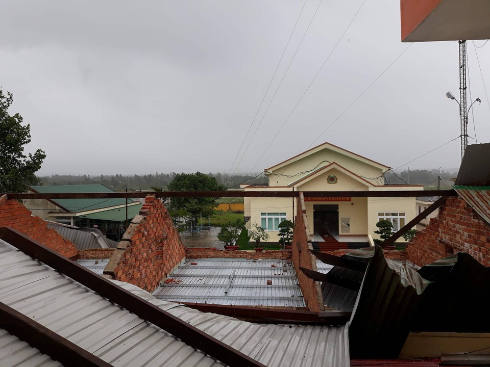 Nhiều mái nhà bị tốc mái