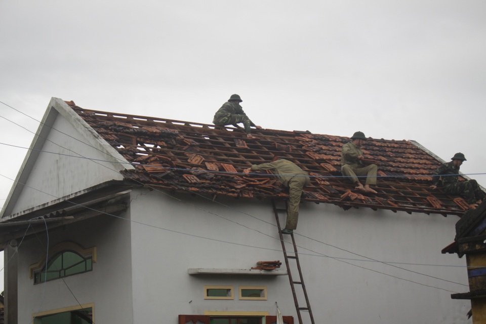 Lốc xoáy làm hơn 140 nhà tốc mái, thủy điện Sông Tranh 2 xả lũ lớn - 6 Lực lượng bộ đội Biên phòng hỗ trợ người dân lợp lại mái nhà