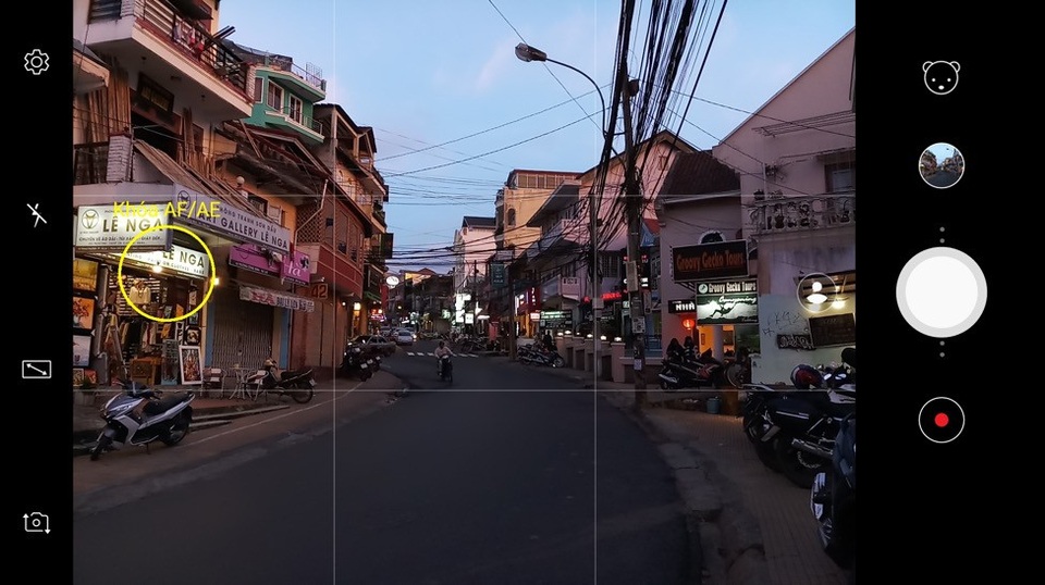 3 thủ thuật mang tới trải nghiệm ấn tượng trên Galaxy J7+ - 4 Cách khoá nét giống ảnh này, bạn có thể giữ lâu điểm nét để vừa khoá nét vừa khoá sáng