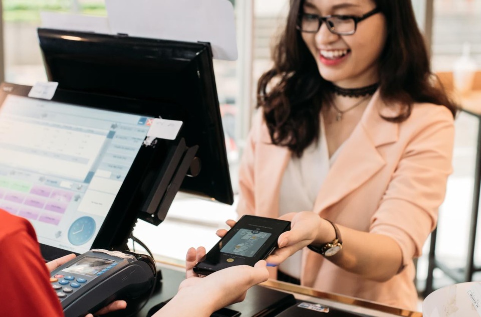 Thanh toán di động - Phương thức thanh toán của tương lai - 4 Chỉ 2 bước trên Samsung Pay, quá trình thanh toán của bạn đã có thể hoàn thành nhanh chóng và vô cùng an toàn mà không cần phải rút thẻ ra khỏi ví. Vuốt từ cạnh dưới màn hình để mở ứng dụng thậm chí ngay trên màn hình khóa, bạn chỉ cần xác thực bằng mống mắt, dấu vân tay hoặc mã PIN là xong. Mọi thao tác còn lại khi thanh toán hãy để Samsung Pay lo!