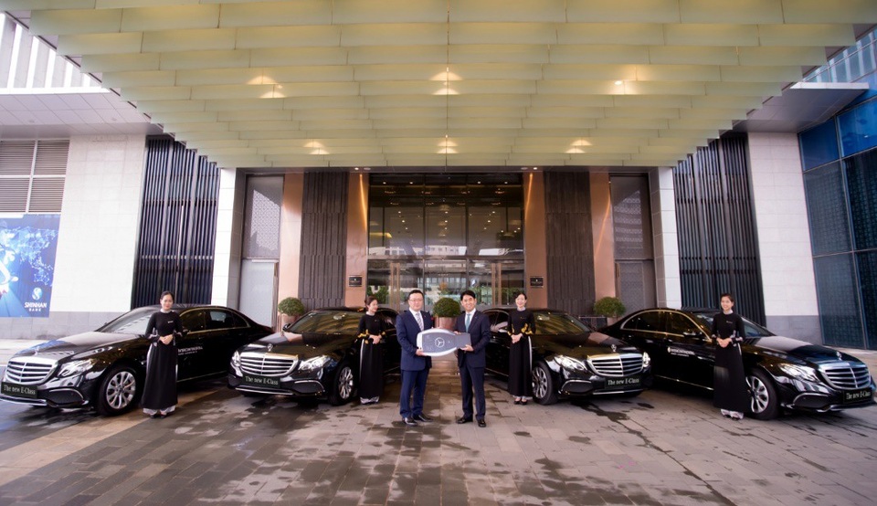 Quá trình phân phối và dịch vụ hậu mãi của đội xe E-Class được thực hiện bởi nhà phân phối Mercedes-Benz lớn nhất - Vietnam Star Automobile.