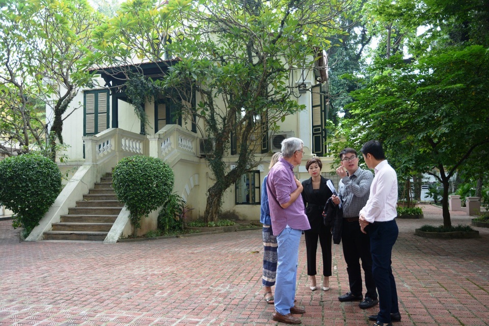 Giá trị lịch sử thương hiệu Bia Hà Nội qua câu chuyện của gia đình Hommel - 4 Ông Patrice Hommel bồi hồi kể lại kỷ niệm trước khu nhà mình đã từng sinh sống trước đây