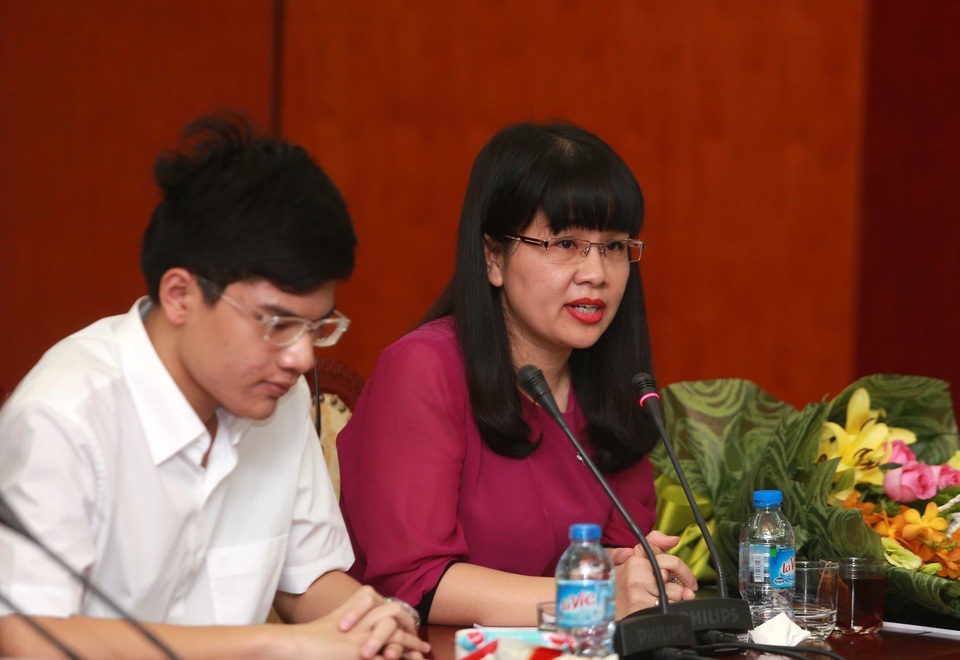 Dược Nhất Nhất trao thưởng cho kỳ thủ Nguyễn Anh Khôi - 4 Mẹ của Nguyễn Anh Khôi cảm ơn sự quan tâm của Liên Đoàn cờ Việt Nam và nhà tài trợ Nhất Nhất.