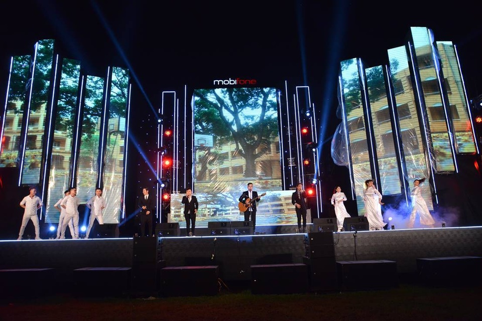 Học sinh, sinh viên "cháy" hết mình trong đêm nhạc của MobiFone tại ĐHQG HCM - 4 Học sinh, sinh viên "cháy" hết mình trong đêm nhạc của MobiFone tại ĐHQG HCM - 4