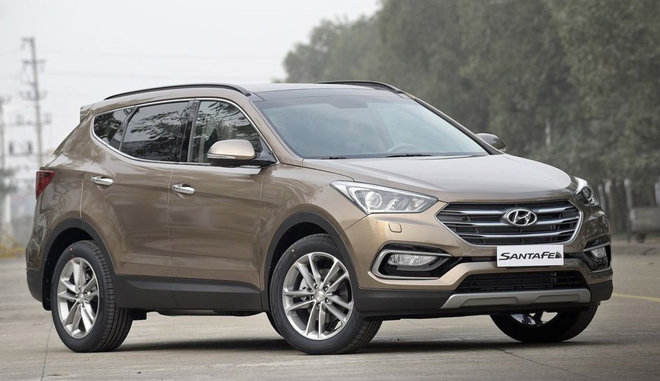 Ô tô giảm giá mạnh nhất: Cuộc đua phá giá đáy, kỷ lục 400 triệu đồng - 5
photo-4 Hyundai SantaFe 2017 giảm giá sốc.