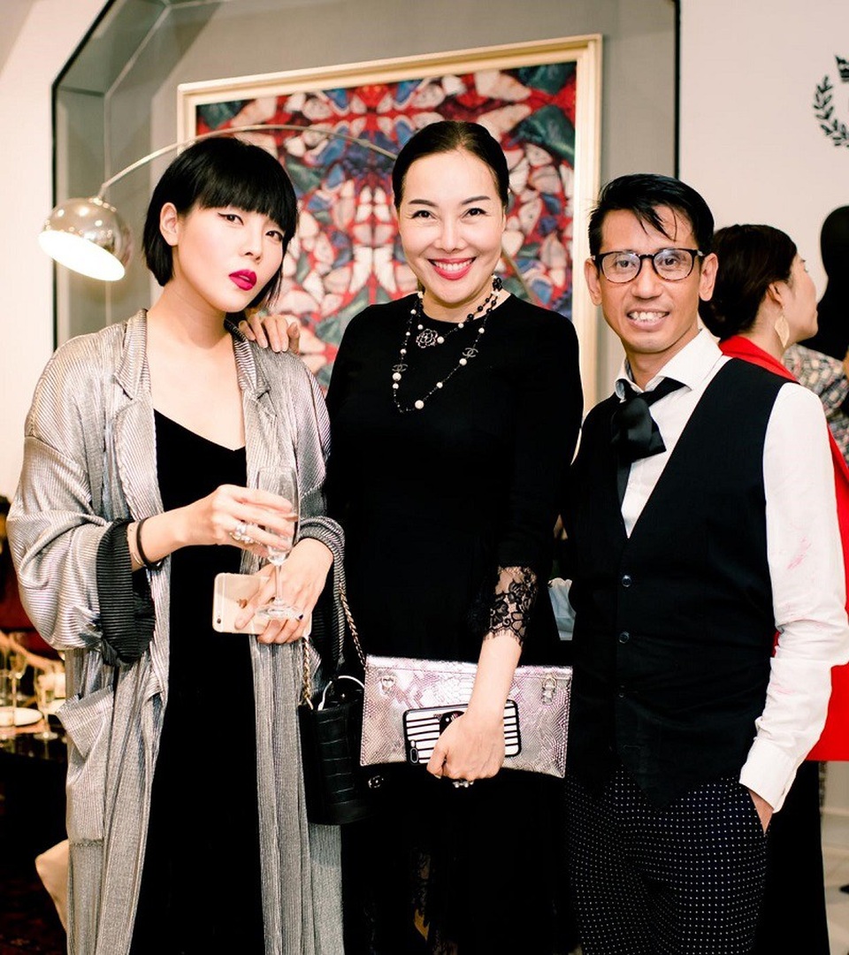 I HATE FASHION Madam Butterfly: Cuộc hội ngộ của những quyền lực - 4 NTK Devon Nguyễn và doanh nhân Hằng Nga tạo dáng cùng stylist Hoàng Anh.