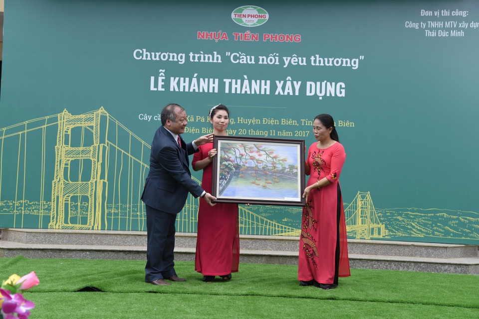 Thầy trò Pá Khoang hân hoan đón cây cầu mới trong ngày 20/11 - 4 
Nhựa Tiền Phong trao tặng những bức tranh kỉ niệm cho Trường tiểu học và Trường mầm non số 1 xã Pá Khoang.