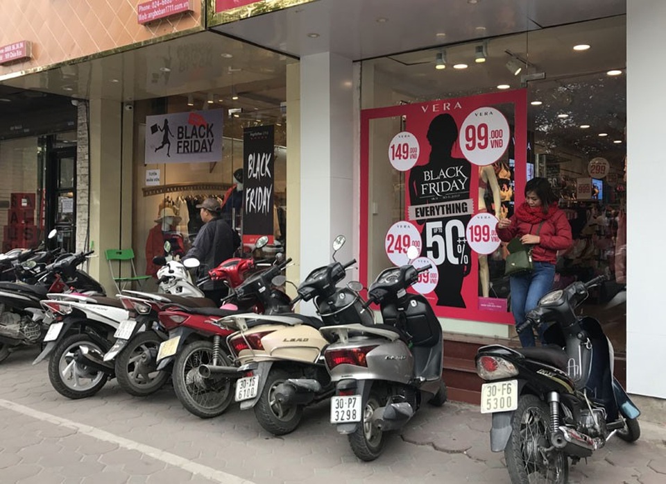 Ồ ạt giảm giá 50%: Ùn ùn ra phố, tranh nhau mua hàng - 5
Dịp này, hầu hết các cửa hàng thời trang, túi xách, giầy dép đều đưa ra các chương trình giảm giá lớn để hút khách hàng