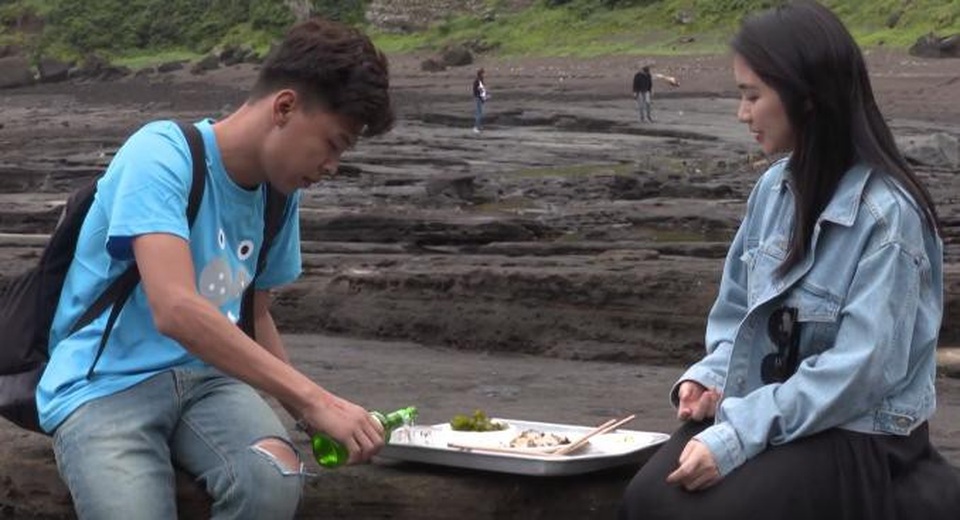 Cùng sao Việt khám phá kì quan thế giới mới trên đảo Jeju - 4
Dạo chơi xong rồi ngồi ngắm cảnh, nhấp chén rượu, dung bữa trưa thì còn gì tuyệt vời bằng