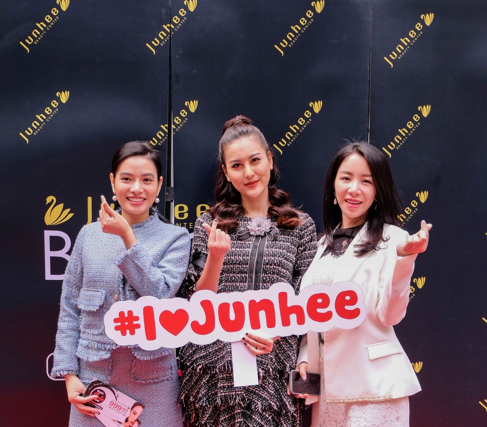 Á hậu Tú Anh, Hà Lade xinh đẹp lung linh trong ngày Black Friday - 4 Trong khi đó, Hà Lade vẫn giữ nét trẻ trung, tươi tắn, hút ánh nhìn của cô nàng hot girl ngày nào.