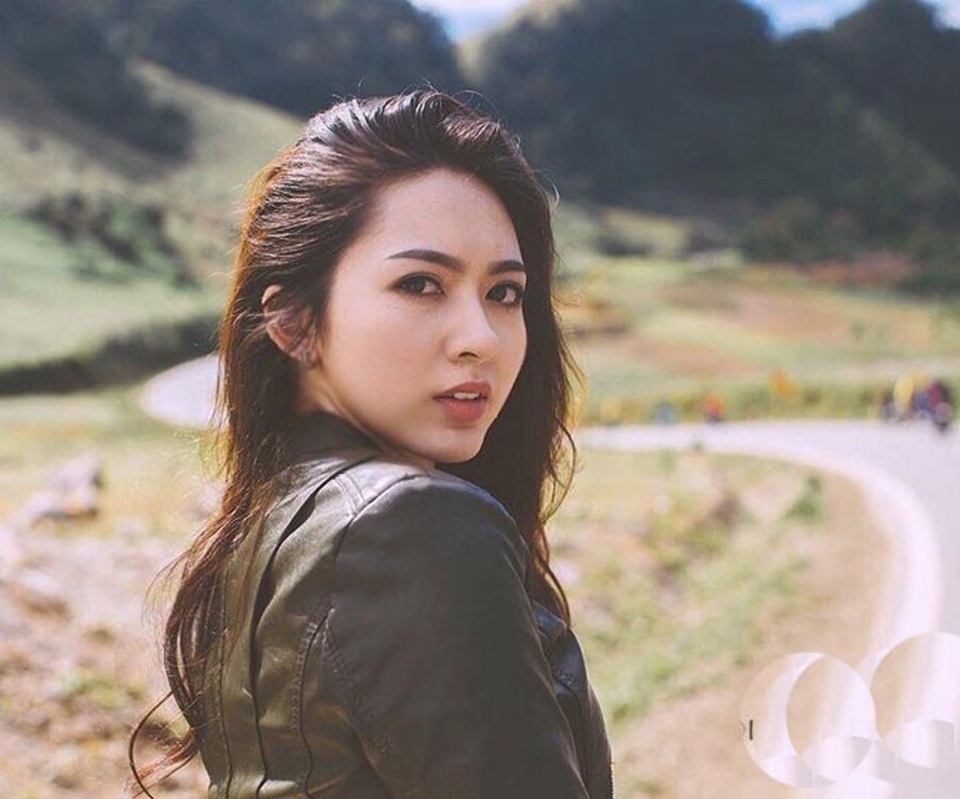 Nữ biker Việt lên báo Thái vì quá đẹp, ngắm nhan sắc thật còn giật mình hơn - 6
Cô nàng thả mình trong những chiếc váy nhẹ nhàng, mái tóc dài buông xõa. Hình ảnh đó khiến bất cứ ai cũng phải xiêu lòng.