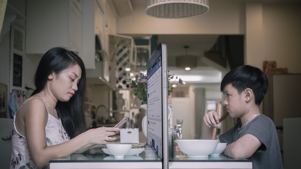 Cứu vãn một “thế hệ cúi đầu” - Cha mẹ có hành động? - 4 Bộ ảnh “Con ước trở thành chiếc điện thoại của ba mẹ” - Vietfuture