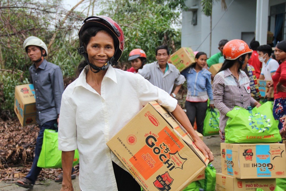 
Niềm vui của bà con Suối Cát, Cam Lâm khi nhận những phần quà từ LOTTE Mart

