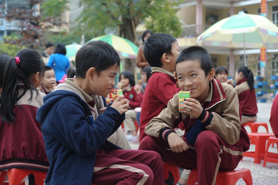 Hội thao Fami Kid "bùng nổ ở Nam Định - 4
Nạp năng lượng lấy đà cho một ngày vận động sôi nổi.