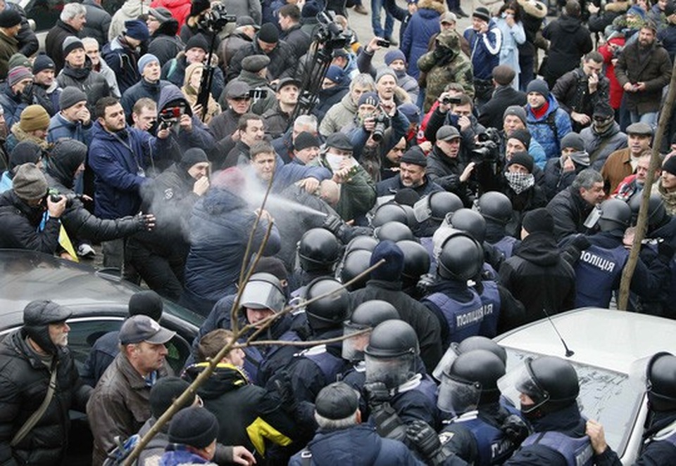 Tình báo Ukraine trèo lên mái nhà bắt cựu tổng thống Georgia - 5
Người ủng hộ ông Saakashvili đụng độ với cảnh sát để ngăn chiếc xe chở ông này đi khỏi. Ảnh: Reuters