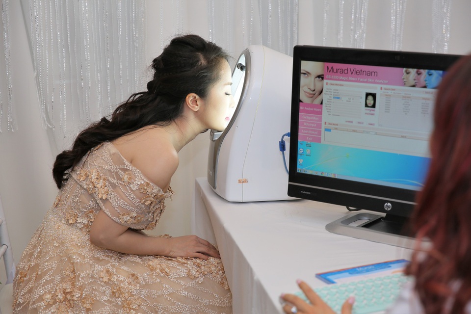 Ảnh đế Việt Nam Hứa Vĩ Văn xuất hiện tại sự kiện Murad & Hami beauty & Spa - 4 Ca sĩ Quỳnh Nga đang trải nghiệm máy kiểm tra da công nghệ cao cùng chuyên gia của Murad.