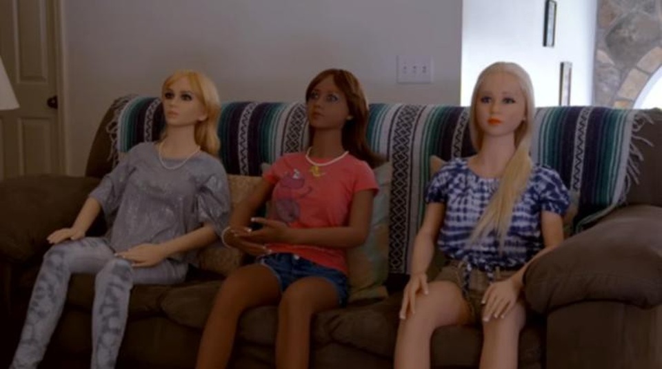 Vợ ghen bắt chồng lựa chọn giữa mình và búp bê tình dục - 4 “Đội quân” búp bê người lớn của James