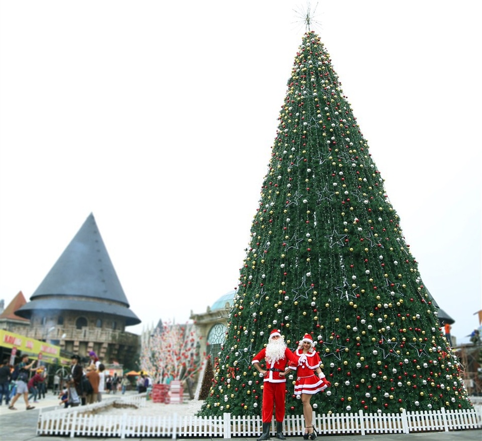 Giữa những bảng lảng mây khói, cây thông khổng lồ với chiều cao khủng 14m được trang trí lộng lẫy với hàng trăm quả châu đủ sắc màu, bóng dáng ông già Noel, bà chúa Tuyết trong sắc áo đỏ trắng khiến du khách ngỡ ngàng, ngỡ mình đang lạc trong giấc mơ nào đó tận trời Âu xa xăm…