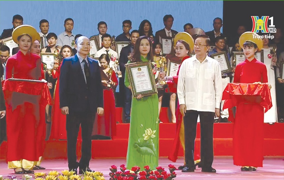 Ngũ hành dưỡng sinh viện – Khỏe bên trong, đẹp bên ngoài - 4 Bà Trần Thu Hằng nhận cúp vàng “Top 10 Thương hiệu, sản phẩm, dịch vụ hàng đầu Việt Nam” năm 2017