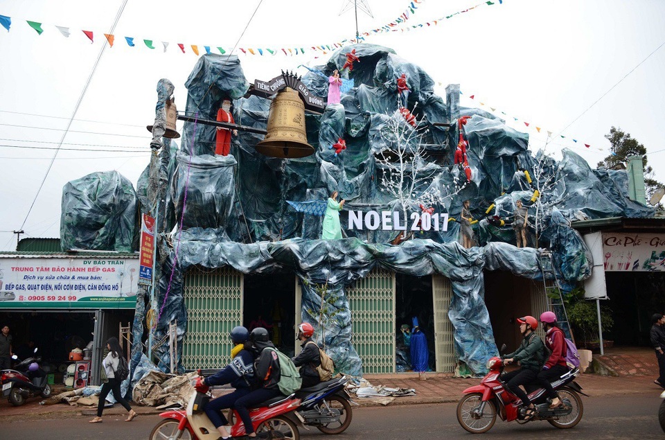 Rộn ràng đêm Noel khắp cả nước - 83 Hang đá đặc biệt nằm ngay trên nóc nhà của một hộ dân