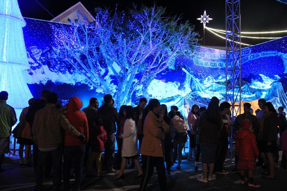 Rộn ràng đêm Noel khắp cả nước - 64 Lượng người đổ về nhà thờ để dự lễ Giáng sinh ngày một đông