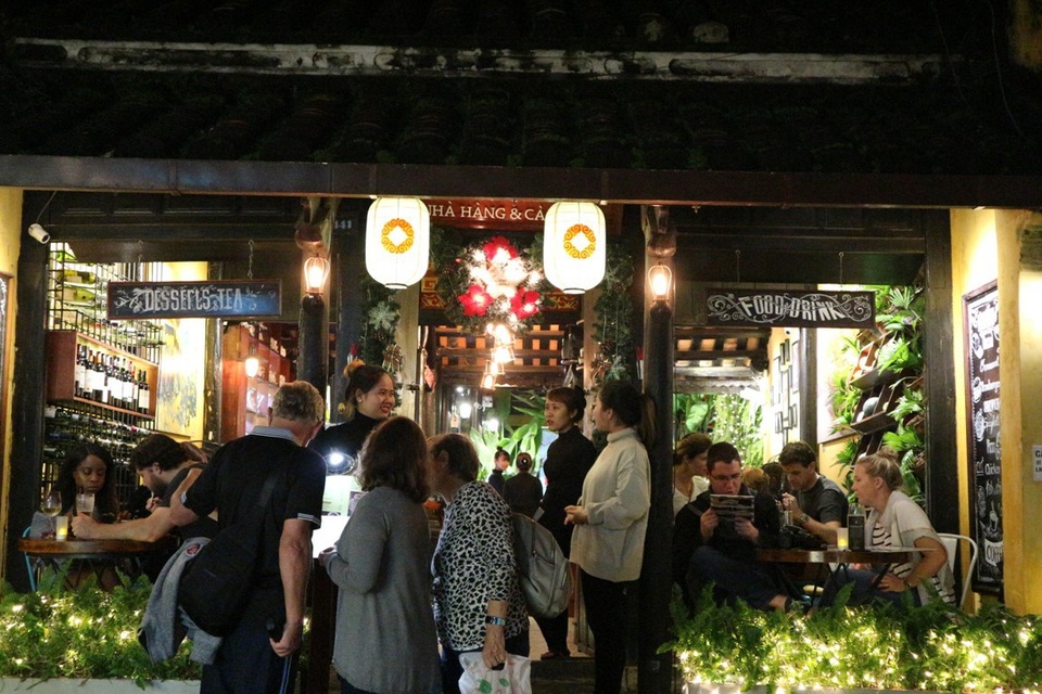Rộn ràng đêm Noel khắp cả nước - 48 Nhiều du khách chọn cùng nhau vui vẻ nâng cốc, ăn uống trong các nhà hàng, quán bar trong phố cổ