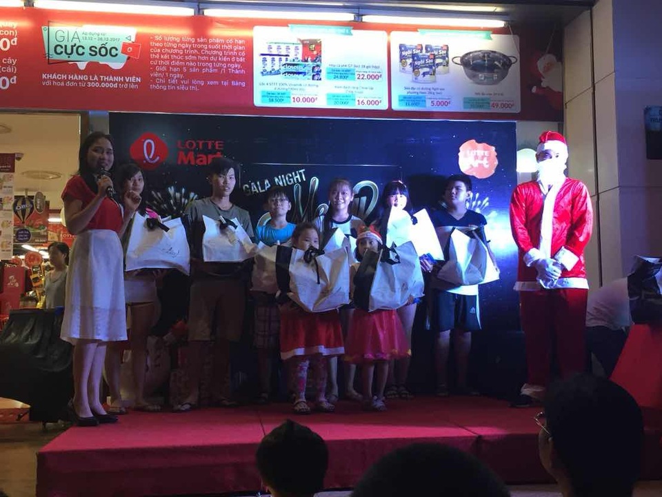 Lotte Mart đón Giáng sinh với chuỗi gala hoành tráng - 4
Ông già Noel trao tặng những phần quà giá trị cho các bạn nhỏ có điều ước hay và ý nghĩa tại Đêm nhạc