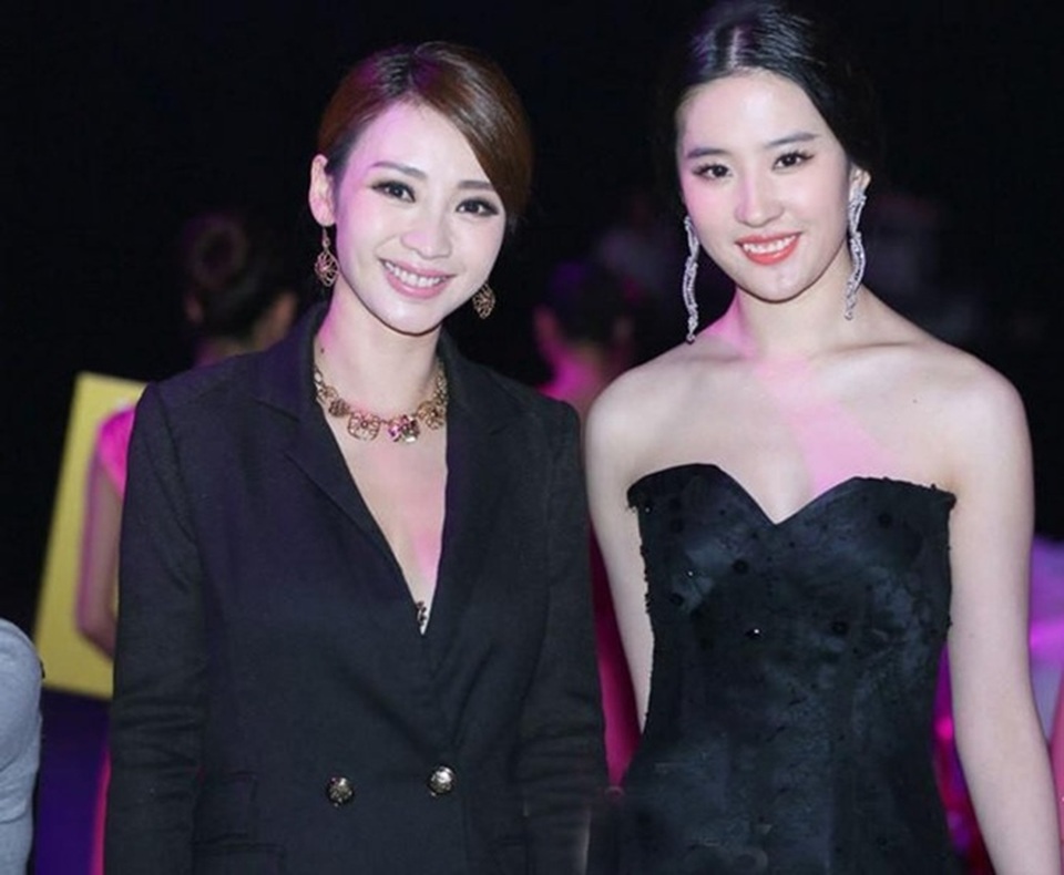 Thiên thần vòng 1 khiến các mỹ nữ showbiz "xanh mặt" khi dự sự kiện - 16 Thiên thần vòng 1 khiến các mỹ nữ showbiz "xanh mặt" khi dự sự kiện - 16