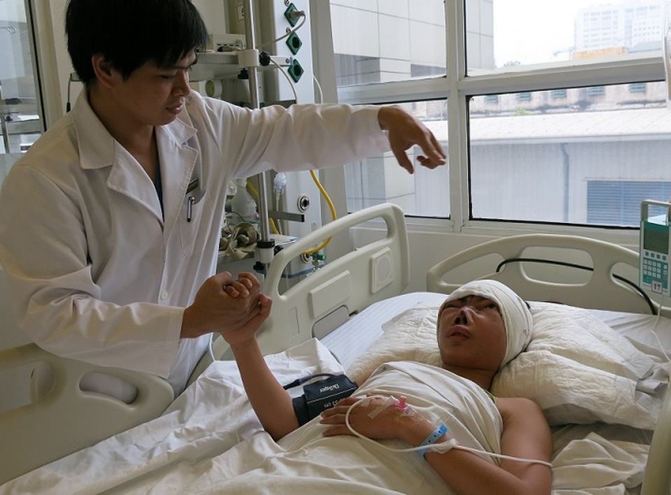 Hành trình 8 năm tìm lại cuộc đời của cậu bé 'không có mặt' - 5 Các bác sĩ khoa Hồi sức tích cực kiểm tra thị lực sau ca mổ lần thứ 2 và thấy khả năng nhìn đã tiến triển rõ rệt hơn