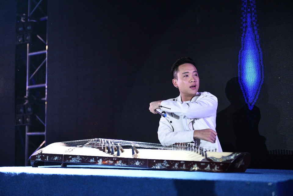 Lam Trường, Big Daddy “Đánh thức mùa Xuân” tại đại nhạc hội Hải Phòng - 5 Hiếm khi Justatee và Big Daddy có cơ hội phối hợp dòng nhạc của mình cùng giai điệu của đàn tranh cổ truyền. Có thể nói đây là ý tưởng độc đáo mà chương trình mang lại để kết nối khán giả với một năm mới một cách mới lạ.